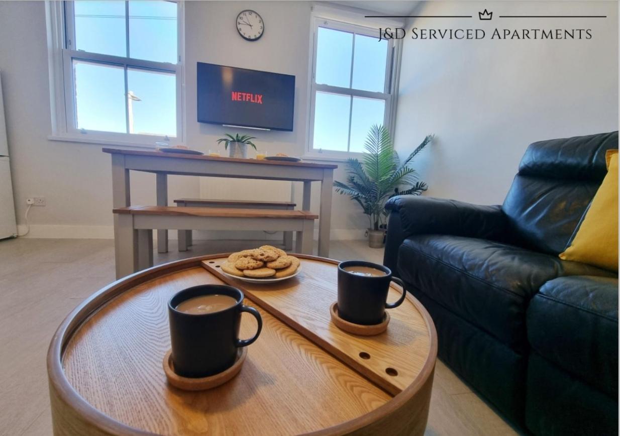 Spacious 3 Bed Apartment, En-Suites, Near Train Station! Watford  Exterior photo