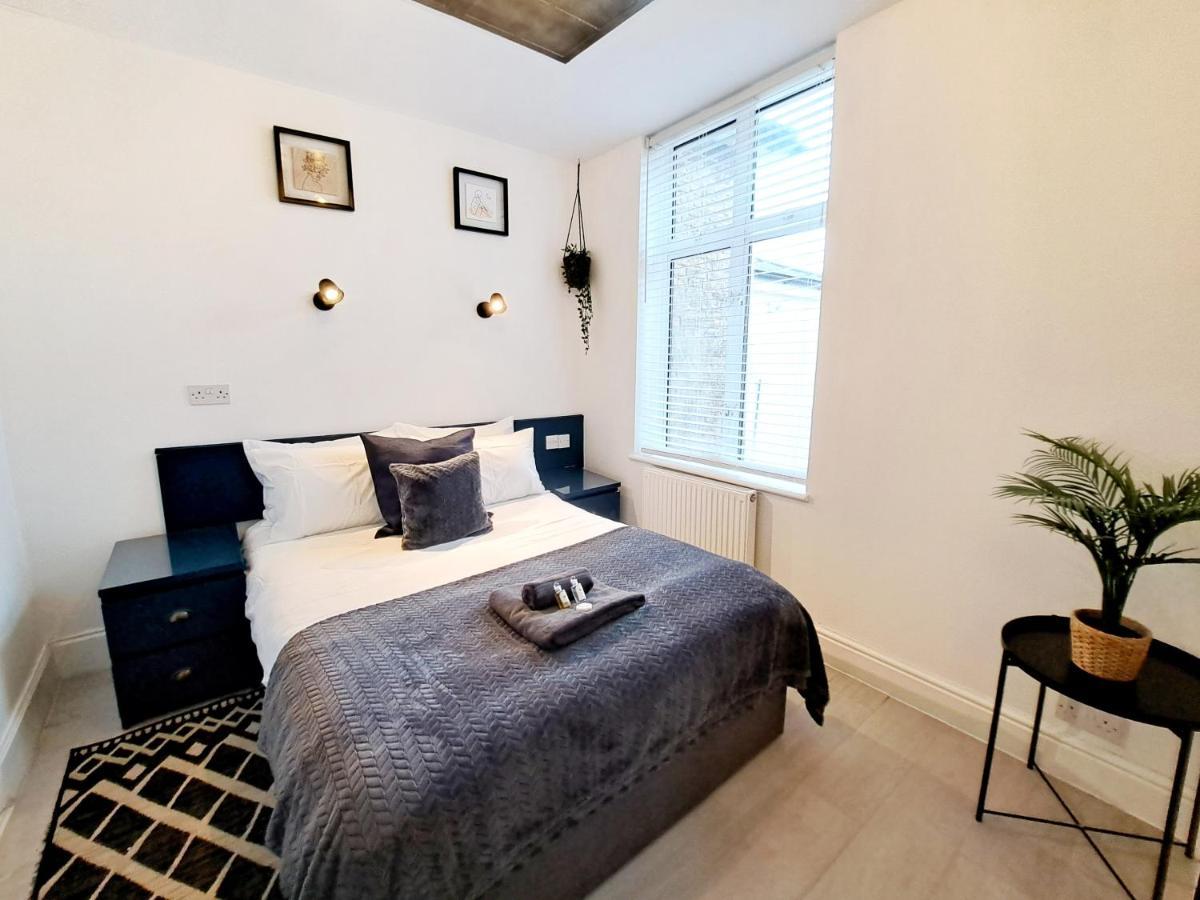 Spacious 3 Bed Apartment, En-Suites, Near Train Station! Watford  Exterior photo