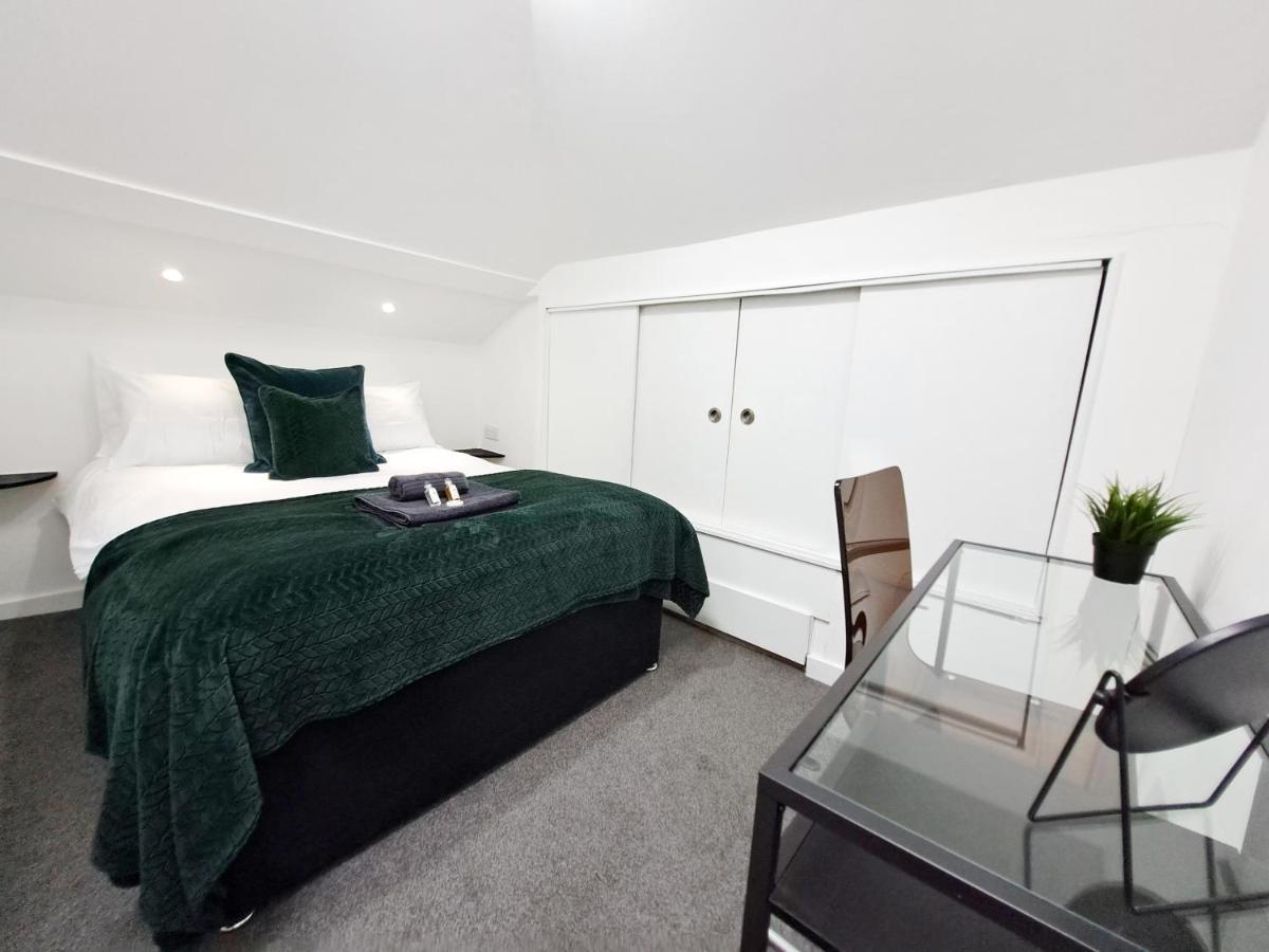 Spacious 3 Bed Apartment, En-Suites, Near Train Station! Watford  Exterior photo