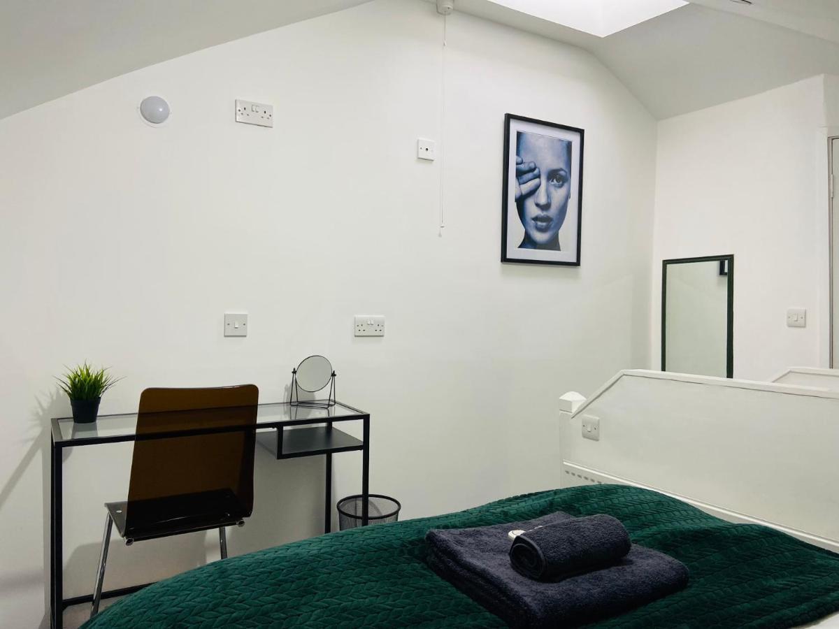 Spacious 3 Bed Apartment, En-Suites, Near Train Station! Watford  Exterior photo